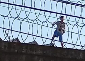 Vídeo: cheio de sangue detento protesta em cima do telhado de presídio em pleno dia de visita