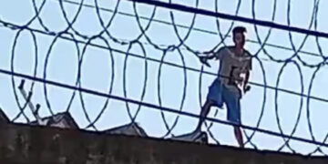 Vídeo: cheio de sangue detento protesta em cima do telhado de presídio em pleno dia de visita