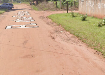 Menino encontrado sujo de fezes tinha queimaduras de cigarro e estava há 3 dias sem banho