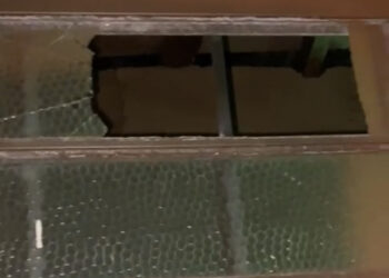 “Tem que doer no bolso”: crianças depredam sede de associação e pais não fazem nada; veja vídeo 