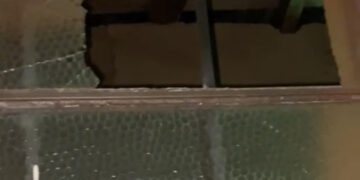 “Tem que doer no bolso”: crianças depredam sede de associação e pais não fazem nada; veja vídeo 