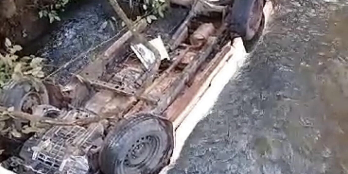 Caminhonete cai em córrego e trabalhadores m*rrem em Ribas do Rio Pardo
