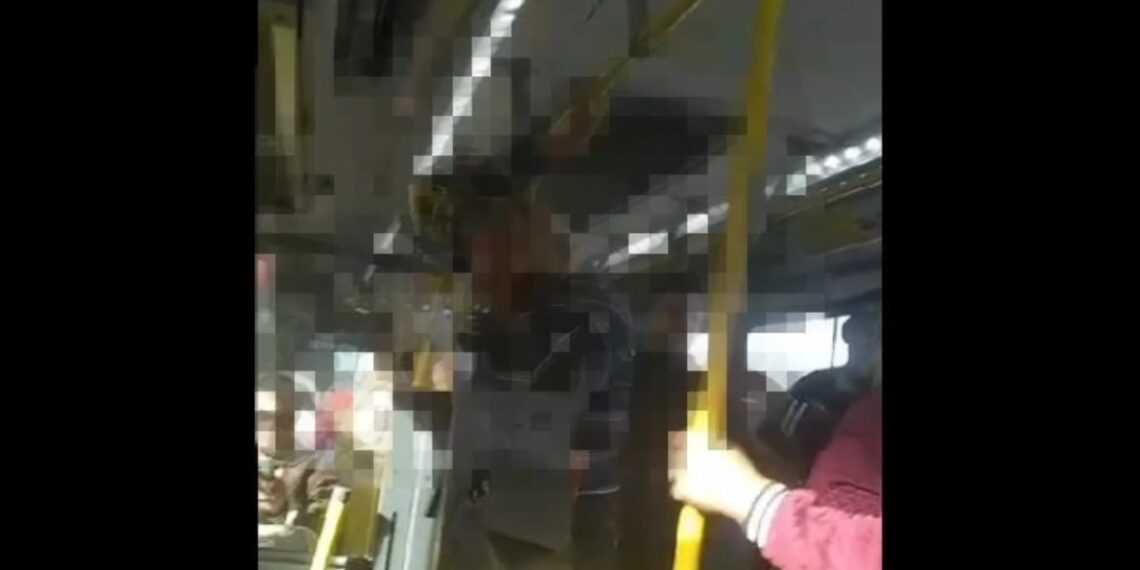 Vídeo: idoso passa a mão em jovem no busao, toma um pedala e vai parar na delegacia