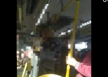 Vídeo: idoso passa a mão em jovem no busao, toma um pedala e vai parar na delegacia