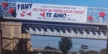 Após ser vacilão, Warley faz mega faixa para Fany e internet não perdoa