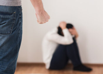 T*rturada e mantida em cárcere, adolescente foi queimada pelo companheiro