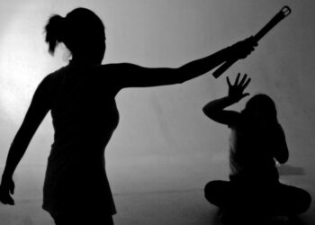 Adolescente de 13 anos apanha de fio por não deixar a janta pronta para a mãe