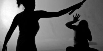 Adolescente de 13 anos apanha de fio por não deixar a janta pronta para a mãe