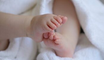 Bebê de quatro meses é encontrada morta ao lado da mãe; polícia apura causa da morte Bebê de quatro meses é encontrada morta ao lado da mãe; polícia apura causa da morte