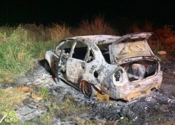 Corpos carbonizados em Fiesta serão identificados no IMOL; carro ficou destruído 