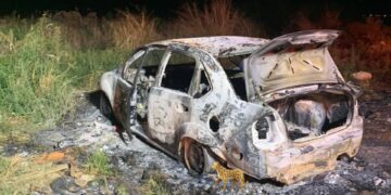 Corpos carbonizados em Fiesta serão identificados no IMOL; carro ficou destruído 