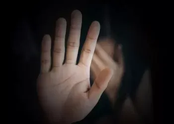 Adolescente de 15 anos denuncia irmão por agressão e tentativa de estupro