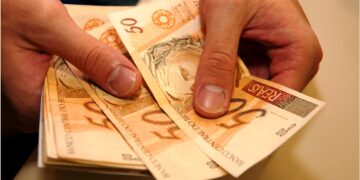 Adolescente descobre que ex-coordenador de abrigo desvia seu salário e procura a polícia