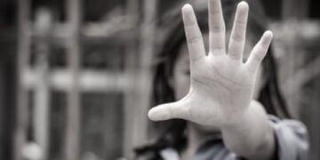 Homem mata companheira a tiros e foge em Bandeirantes