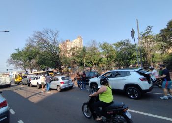 Engavetamento na região da Praça Ary Coelho deixa trânsito pior que já é; veja vídeo