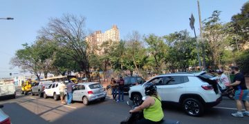 Engavetamento na região da Praça Ary Coelho deixa trânsito pior que já é; veja vídeo