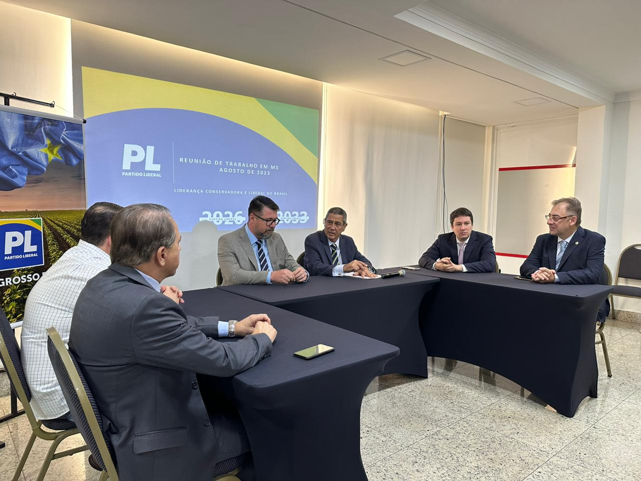 Braga Netto se reúne com deputados do PL na Capital
