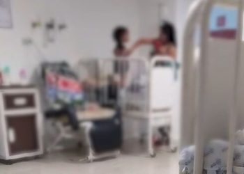 Vídeo: adolescente é filmada b*tendo na filha bebê em enfermaria de hospital