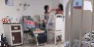 Vídeo: adolescente é filmada b*tendo na filha bebê em enfermaria de hospital