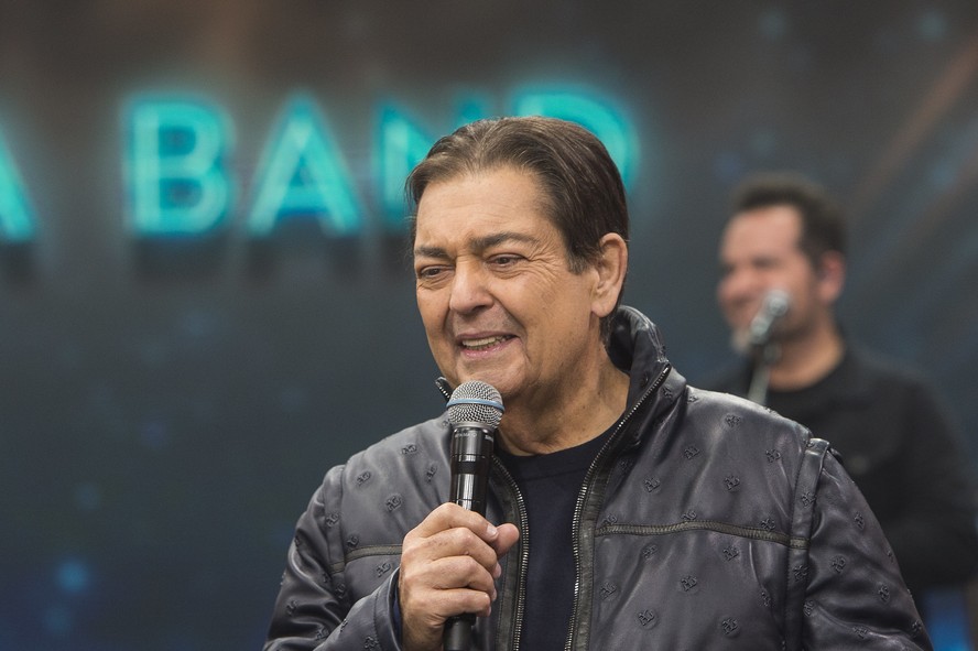 Faustão tem alta em SP após transplante