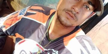 Jovem bate moto em carreta estacionada em m*rre em MS