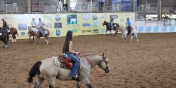 Feriado tem Duelo da Rainha e violada em clube do laço na Capital