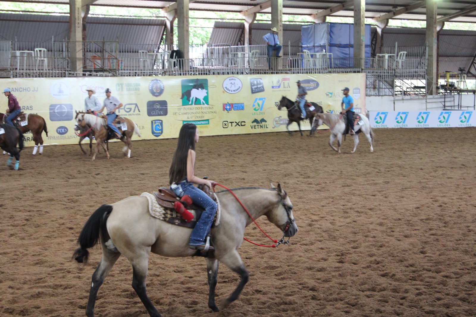 Feriado tem Duelo da Rainha e violada em clube do laço na Capital