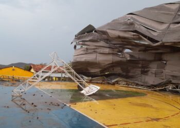 Teto de quadra escolar cai durante tempestade em Corumbá e criança m*rre