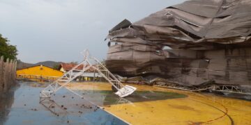 Teto de quadra escolar cai durante tempestade em Corumbá e criança m*rre
