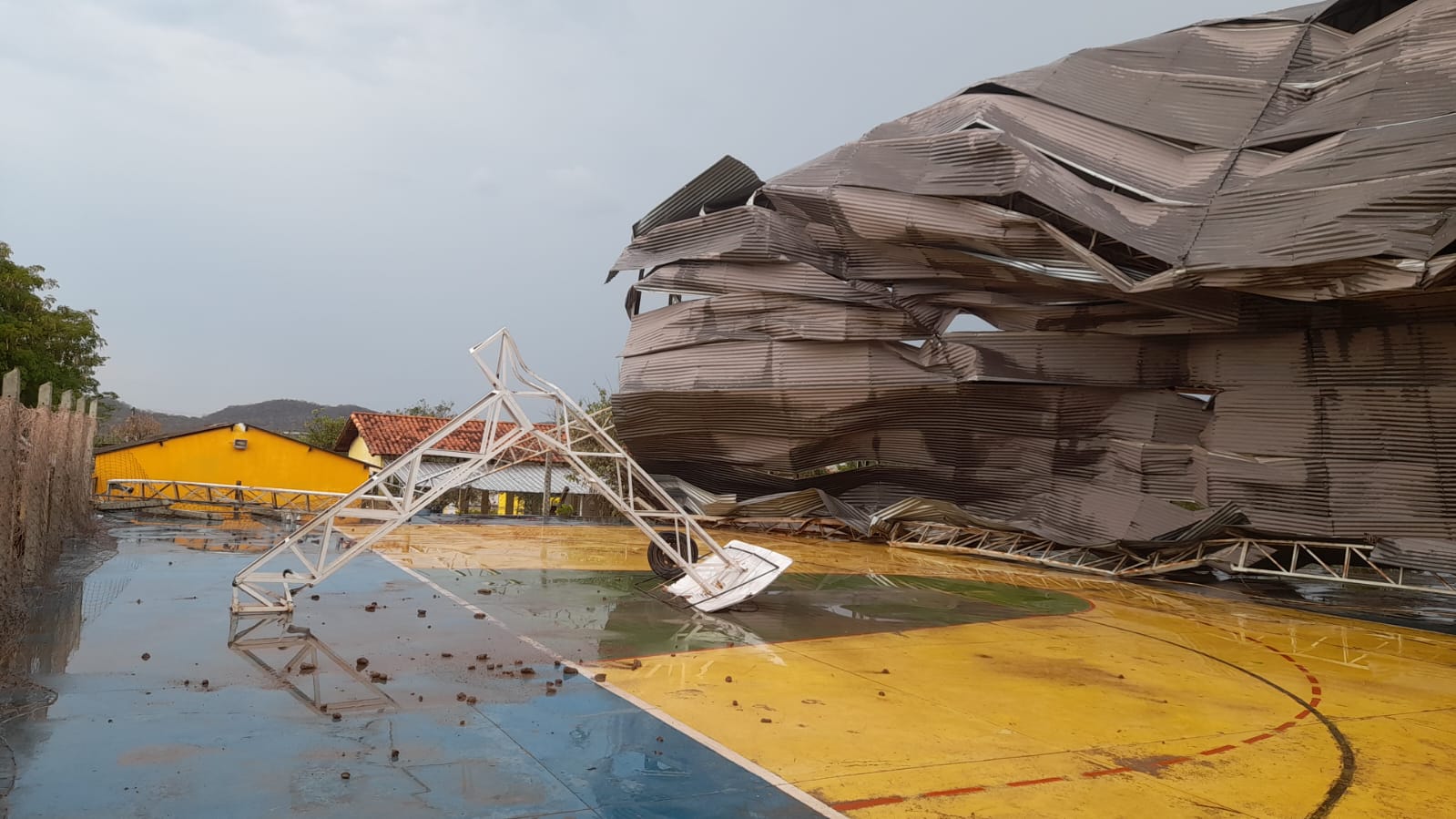 Teto de quadra escolar cai durante tempestade em Corumbá e criança m*rre