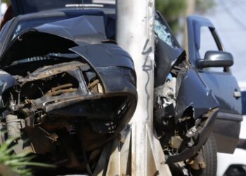 Jovem fica em estado grave ao bater carro contra poste quando voltava de retiro