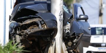 Jovem fica em estado grave ao bater carro contra poste quando voltava de retiro