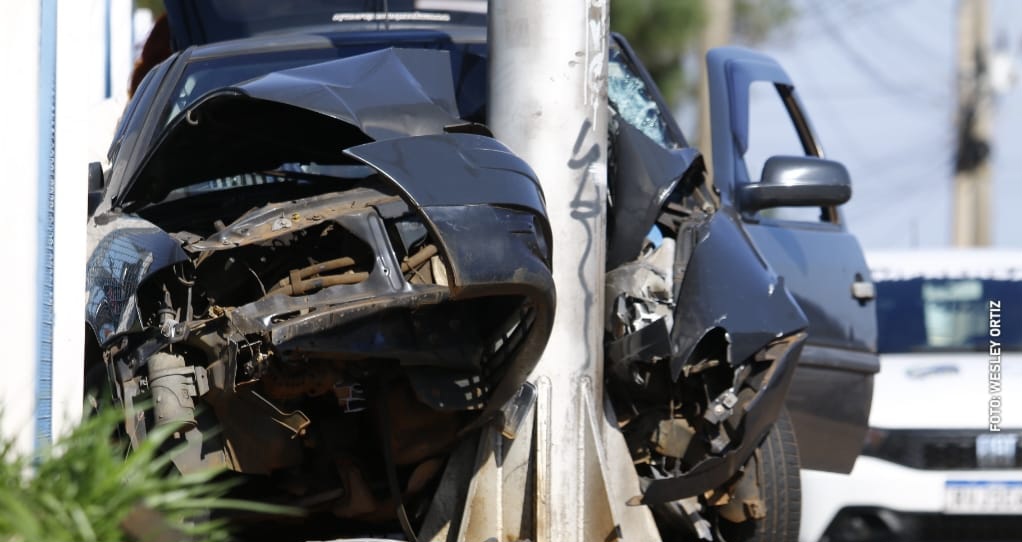 Jovem fica em estado grave ao bater carro contra poste quando voltava de retiro