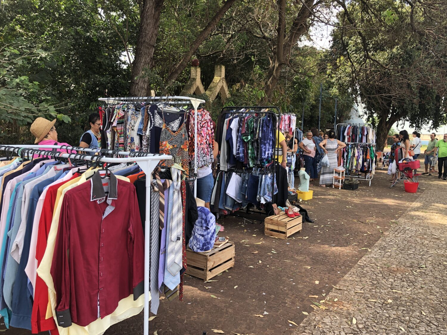 Horto Florestal terá encontro de brechós com roupas a partir de R$ 5
