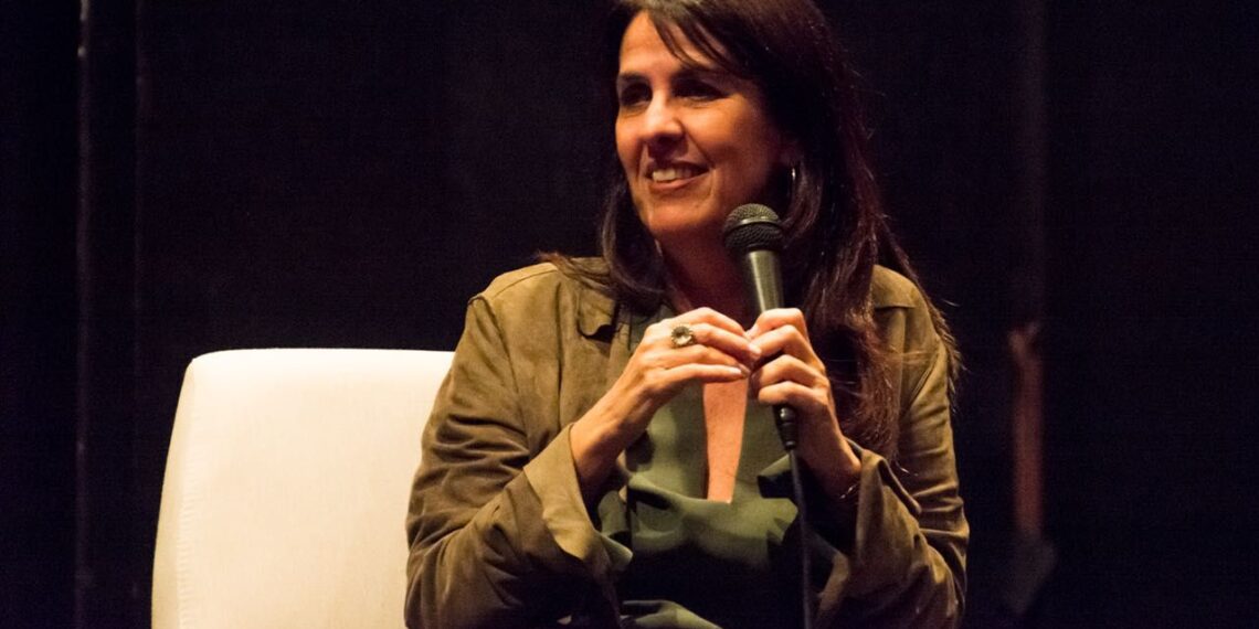 Escritora Martha Medeiros vem à Capital para 35ª Noite da Poesia