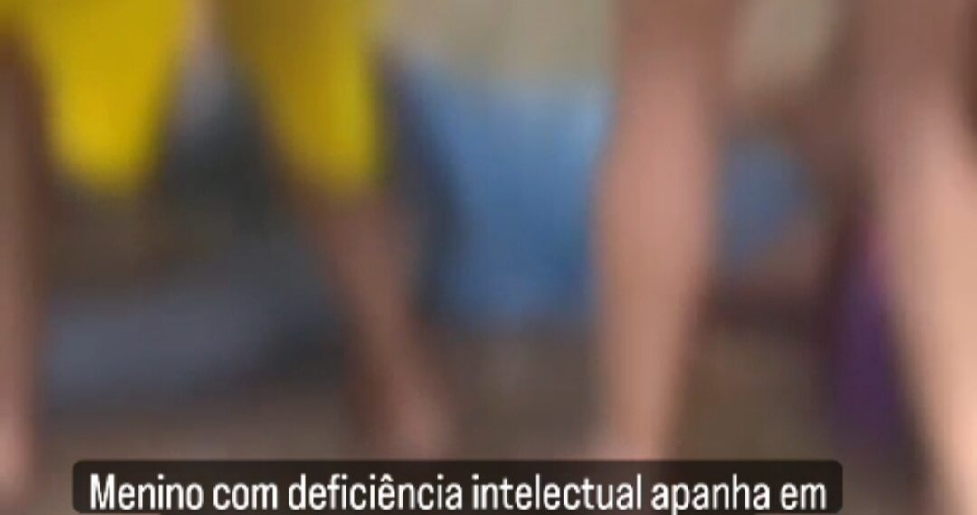 Vídeo: menino com deficiência intelectual apanho em frente a escola e fica inconsciente