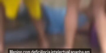 Vídeo: menino com deficiência intelectual apanho em frente a escola e fica inconsciente