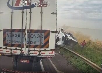 Vídeo: motorista sai ileso e andando de grave acidente entre carretas na divisa de MS e SP