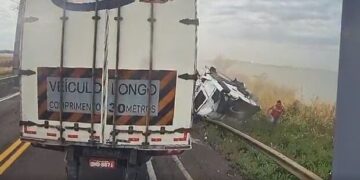 Vídeo: motorista sai ileso e andando de grave acidente entre carretas na divisa de MS e SP