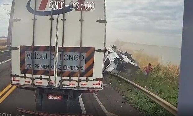 Vídeo: motorista sai ileso e andando de grave acidente entre carretas na divisa de MS e SP