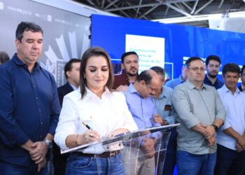 Riedel e Adriane assinam convênio de R$ 146 mi para obras em 58 ruas e avenidas em CG Riedel e Adriane assinam convênio de R$ 146 mi para obras em 58 ruas e avenidas em CG