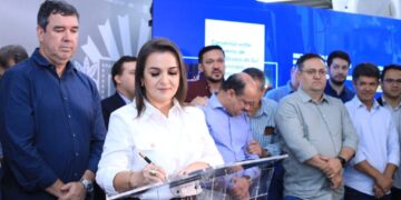 Riedel e Adriane assinam convênio de R$ 146 mi para obras em 58 ruas e avenidas em CG