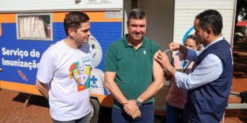 “Dia D”: com índices de vacinação baixos até governador recebe vacina para reforçar campanha