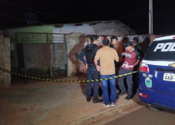 Mulher é m*rta a facada e filho passa o dia inteiro com corpo em casa; ex foi preso em flagrante