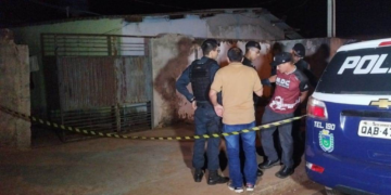 Mulher é m*rta a facada e filho passa o dia inteiro com corpo em casa; ex foi preso em flagrante