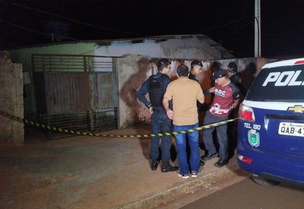 Mulher é m*rta a facada e filho passa o dia inteiro com corpo em casa; ex foi preso em flagrante