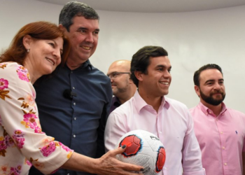 Em entrega de kits esportivos João Cesar Mattogrosso exalta importância de incentivar estudantes