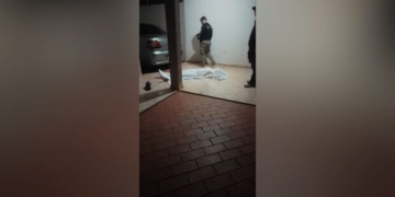 Mulher m*rre após ser prensada pelo próprio carro na garagem de casa em Campo Grande