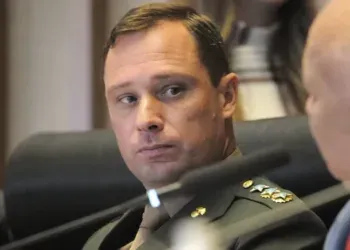 De tornozeleira:Moraes homologa delação e concede liberdade provisória a Cid, diz TV