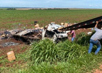 Vídeo: acidente deixa carga de contrabando espalhada na região da fronteira e carga é saqueada 